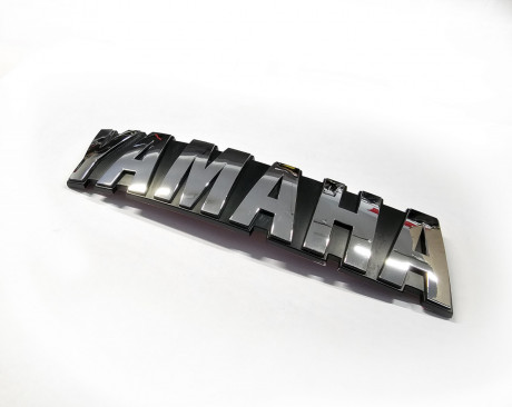 Emblém Yamaha na nádrž, levý Yamaha XJR 1200/1300 (95-01)